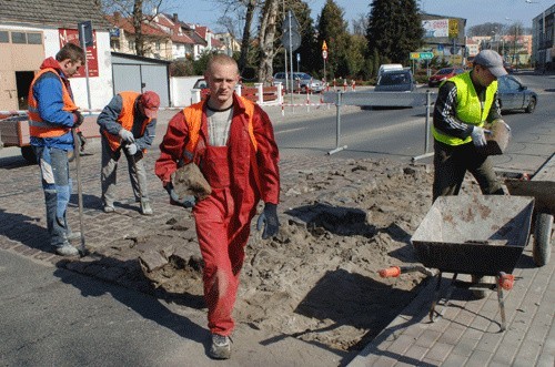 Kamienne kostki na spowalniaczach wymieniane są na betonowe. 