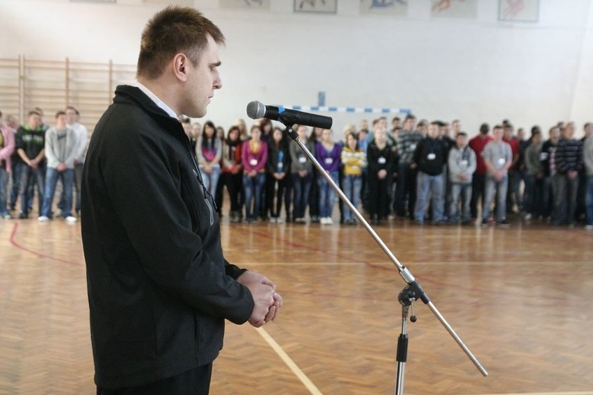 Podczas apelu ks. Marian Budkiewicz pocieszał, uspokajał,...