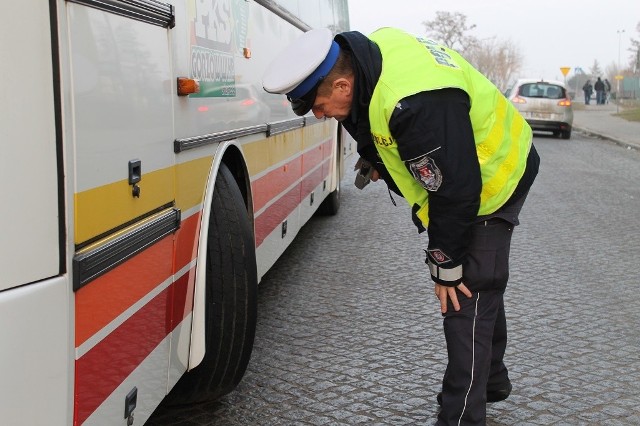 Przed wyjazdem autokaru na zimowisko, warto poprosić policję o sprawdzenie jego stanu.