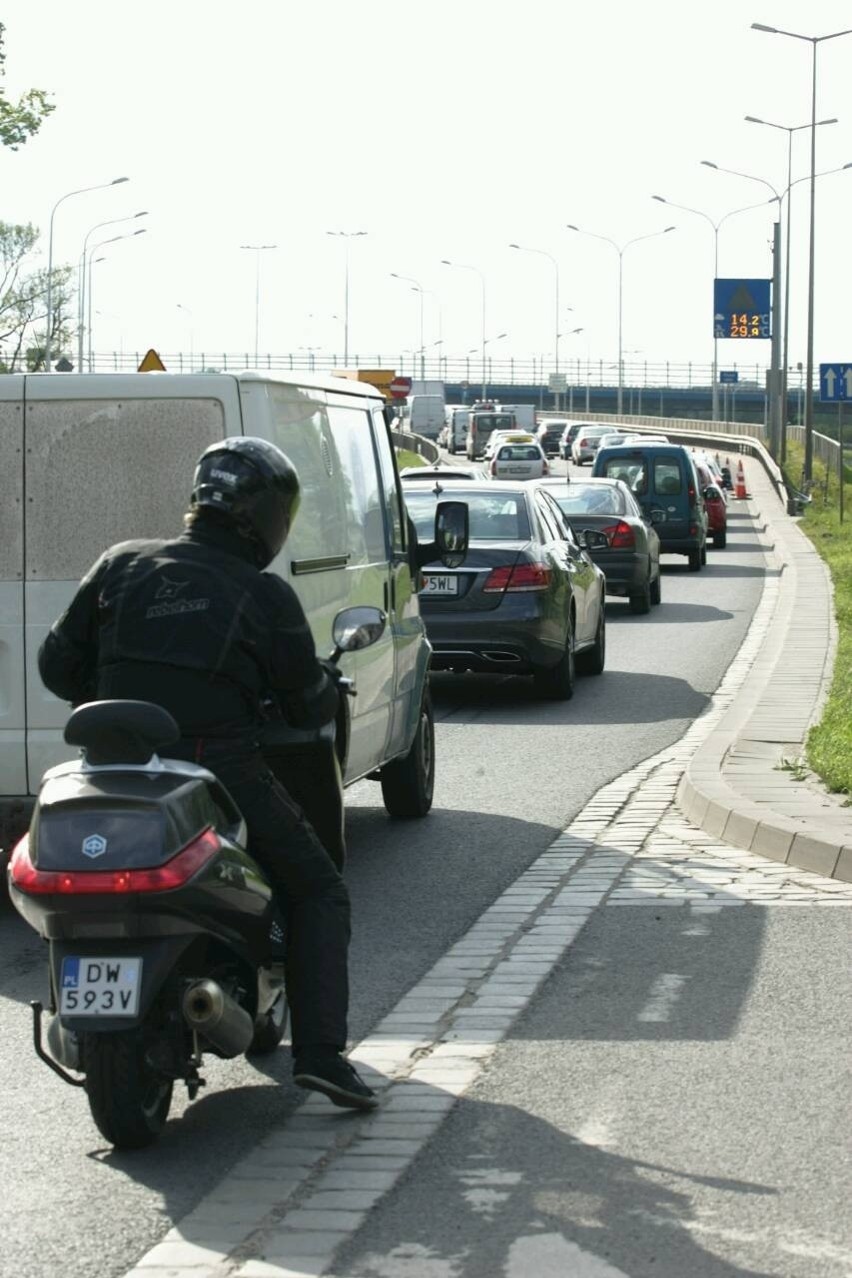 Ważne ulice miasta były zamknięte. Wszystko przez kolarzy (ZDJĘCIA)