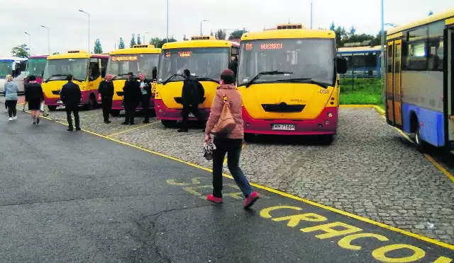Autobusy dowożące mieszkańców trzech gmin na peron w Wieliczce, delikatnie mówiąc, nie są pierwszej młodości