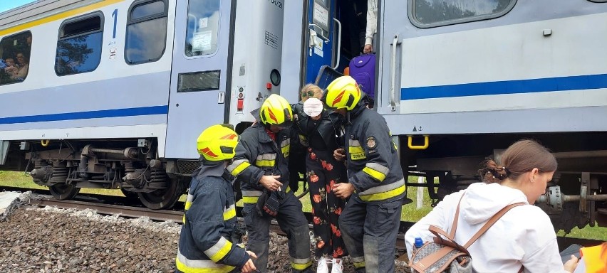 Augustów. Lokomotywa wypadła z toru. Przywrócono ruch pociągów na trasie Białystok - Suwałki [ZDJĘCIA]