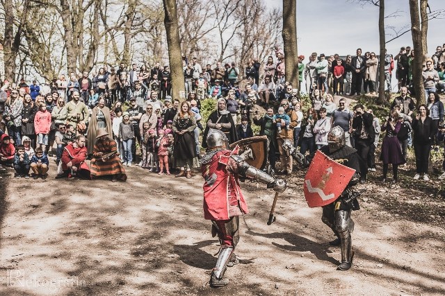 Bractwa rycerskie wskrzeszają tradycję turniejów. Podczas walk dbają o wierne odtwarzanie uzbrojenia, broni i zwyczajów rycerskich