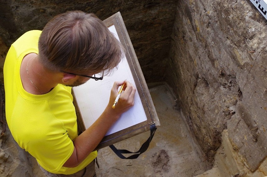 Wykopaliska archeologiczne na terenie dawnego obozu NKWD w...