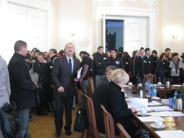 Kompleksowy remont sali obrad (na zdjęciu podczas wizyty uczniów lęborskiego ekonomika) został skrytykowany przez część radnych.