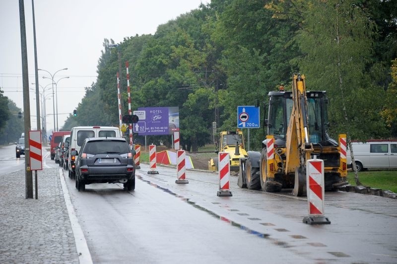 - Prace na początku lipca prowadziła kolej - tłumaczy Janusz...