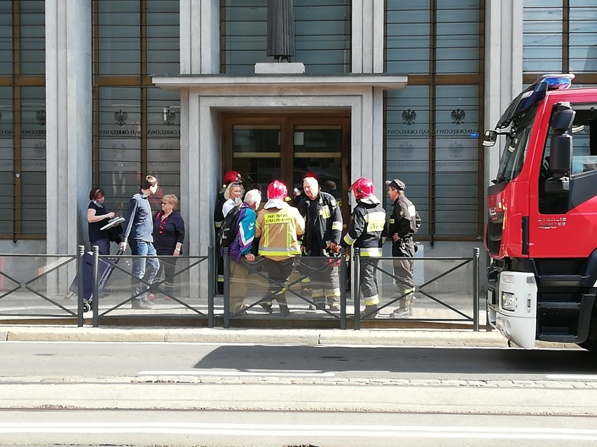 Tajemnicza przesyłka z proszkiem trafiła sądu. Na miejsce wezwano służby ratownicze [ZDJĘCIA]