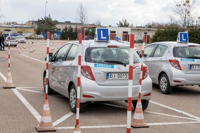 Śledztwo dotyczyło egzaminów na prawo jazdy odbywających się w Wojewódzkich Ośrodkach Ruchu Drogowego w Łomży, Białymstoku, Suwałkach, ale także w dwóch ośrodkach na Mazowszu