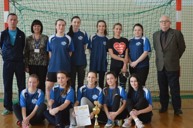 Drużyna „Konarskiego” zwyciężczynie I Miejskiego Turnieju Halowej Piłki Nożnej Dziewcząt w Jędrzejowie.