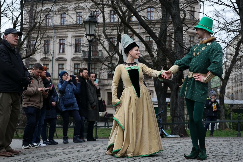 Balet Cracovia Danza wyruszył tanecznym krokiem krakowskim...