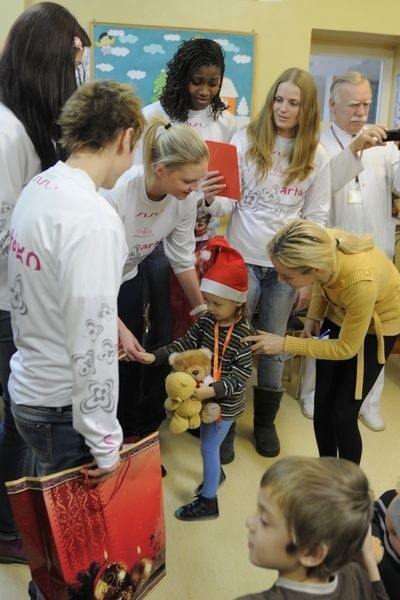 Koszykarki Artego przyszły z prezentami do chorych dzieci w bydgoskim szpitalu [zdjęcia]