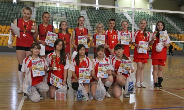 Najlepsze drużyny dziewcząt klasy VI w kieleckim finale Mini Volley Cup.