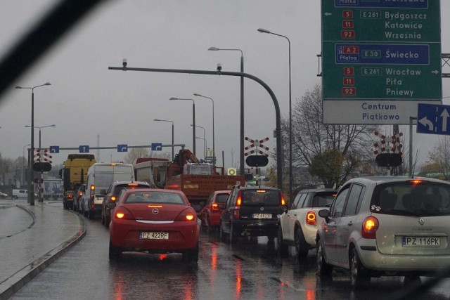 Na ulicach Gdyńskiej i Bałtyckiej kierowcy tkwią w ogromnych korkach. Autobusy MPK notują olbrzymie opóźnienia. Jeżdżą według rozkładu „na chybił trafił”, czyli jak autobus przyjedzie, to będzie. Zobacz więcej zdjęć ----> 