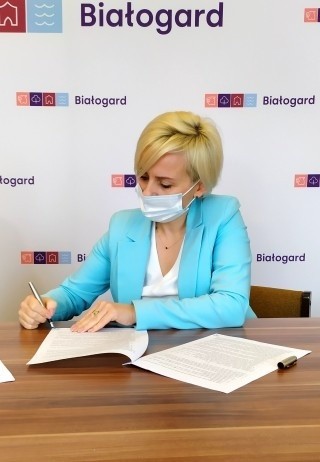 Burmistrz Emilia Bury właśnie podpisała umowę na realizację...
