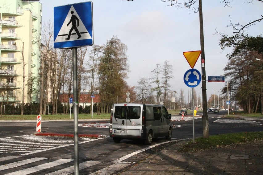 Oznakowanie dróg w Łodzi. Kierowcy narzekają, że znaki nie są widoczne po zmierzchu