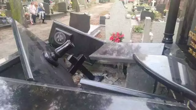 Ten zniszczony pomnik na cmentarzu starofarnym kosztował rodzinę D. 50 tysięcy złotych