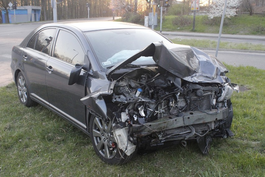 Wypadek na Pojezierskiej. Kierowca wjechał na czerwonym. Pięć osób w szpitalu [ZDJĘCIA]