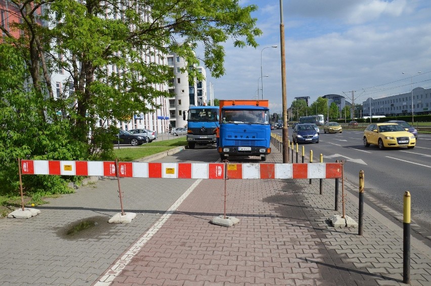 Wrocław: Awaria wodociągu przy Legnickiej. Woda wróciła po godz. 18 (ZDJĘCIA)