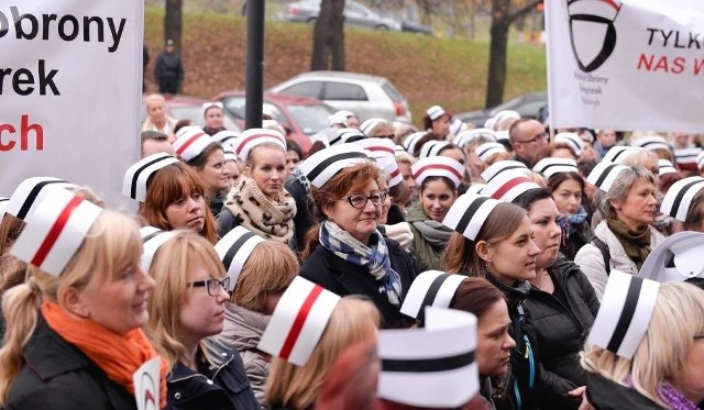 Podniesienie płac, wywalczone przez pielęgniarki i położne, miało nastąpić z początkiem 2016 roku. Tymczasem sprawa się opóźnia