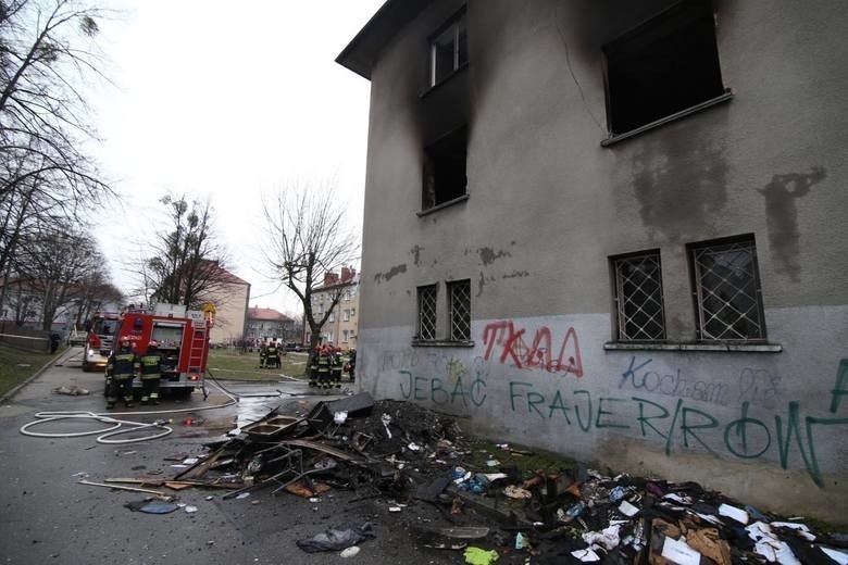 Trwa ustalanie przyczyn wybuchu gazu w budynku przy skwerze...