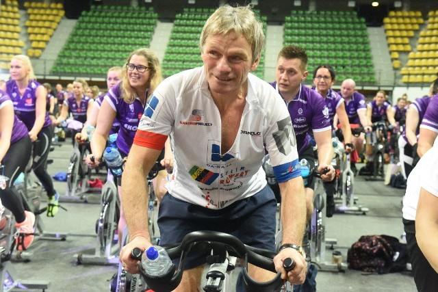 W Zielonej Górze już po raz czwarty odbył charytatywny Orkiestrowy Lubuski Maraton Indoor Cycling. Około 230 osób kręciło kilometry dla chorych dzieci.WOŚP to nie tylko koncerty, licytacje i wrzucanie datków do puszki, ale także imprezy sportowe. W Zielonej Górze już po raz czwarty odbył charytatywny Orkiestrowy Lubuski Maraton Indoor Cycling. Ponad 200 osób kręciło kilometry dla chorych dzieci. To jedno z największych tego typu wydarzeń w Polsce.Największa hala w Centrum Rekreacyjno-Sportowym w Zielonej Górze już dzień przed Finałem Wielkiej Orkiestry Świątecznej Pomocy robiła wrażenie. Rozstawione w równych rzędach i kolumnach stacjonarne rowery czekały na niedzielny finał. Na krótki trening wpadł m.in. mistrz w rapowaniu bez przerwy Rademenez. W niedzielę na rowery wsiedli ci, którzy postanowili w taki nietypowy sposób wesprzeć WOŚP. Przez ponad 3 godziny, w rytm energetycznej muzyki i pod dyktando instruktorów z całego kraju, kręcili kilometry i wylewali litry potu. Jak nam mówili, było warto, bo mieli świadomość, że w ten sposób dołożą swoją cegiełkę do zakupu sprzętu dla specjalistycznych szpitali dziecięcych. Wśród maratończyków byli też rodzice dzieci, które wróciły do zdrowia dzięki sprzętowi z serduszkiem WOŚP. Wypatrzyliśmy też sporo znanych osób, m.in. Andrzeja Huszczę, który pojawił się tutaj z juniorami Falubazu. Lubuski Maraton Indor Cycling wsparło wiele osób. Do udziału w nim zachęcał sam Jurek Owsiak, a kciuki za uczestników tego sportowego wydarzenia trzymali m.in.: Andrzej Piaseczny, Michał Szpak, Agnieszka Więdłocha, Kabaret Nowaki i Kinga Grześków z Duo Destany. 