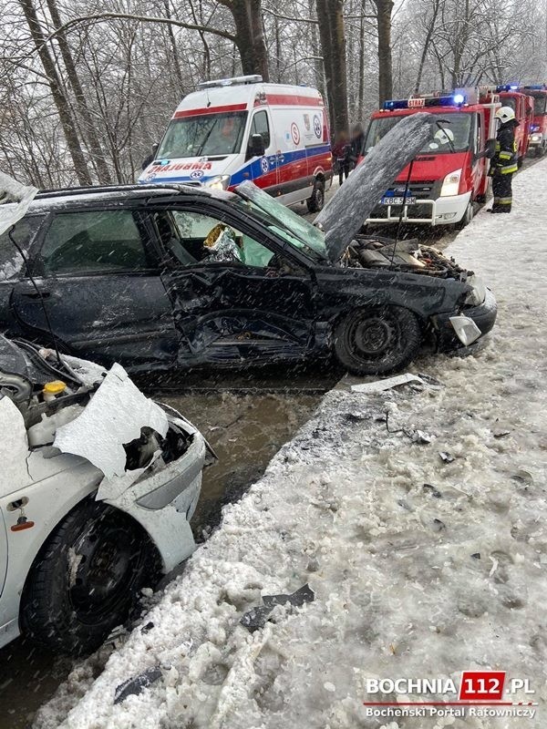 Wypadek na śliskiej nawierzchni w Starym Wiśniczu, jedna...