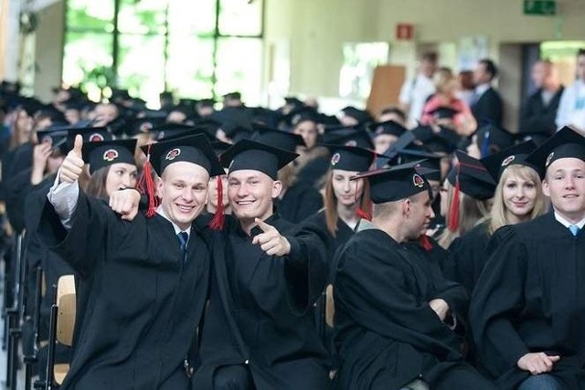 Prawie 200 studentów słupskiej Akademii Pomorskiej odebrało wczoraj dyplom.