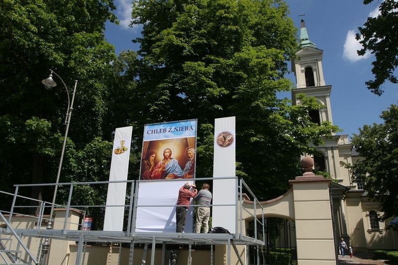 Przygotowania do procesji Bożego Ciała w Kielcach