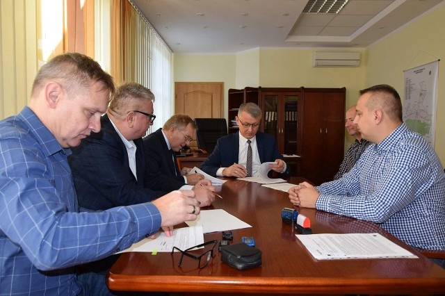 Umowy na trzy drogi podpisują wójt Mirosław Seweryn i uprawnieni przedstawiciele firm wykonawczych
