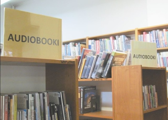 Książki do słuchania, czyli audiobooki czekają na półkach wypożyczalni głównej Książnicy Podlaskiej przy ulicy Kilińskiego oraz w dziale zbiorów specjalnych przy ulicy Ryskiej