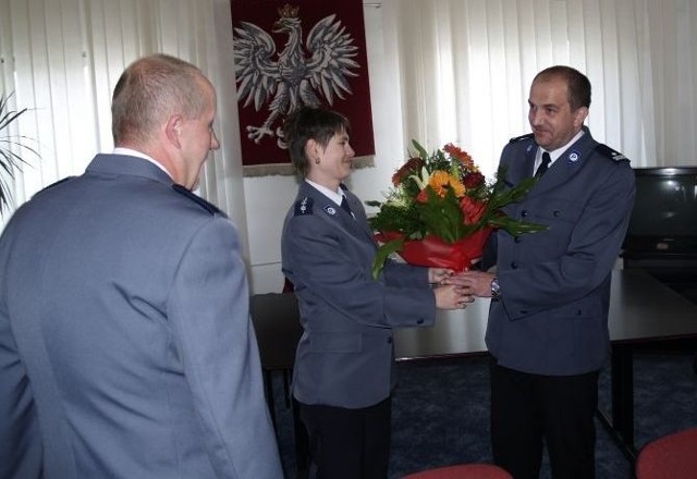 Kwiaty przyjmuje nowy zastępca szefa staszowskiej policji, podinspektor Ryszard Komański.