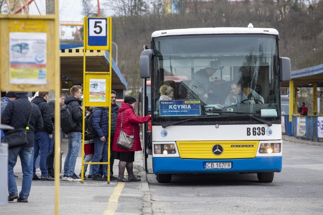 Gdyby przepisy były spójne, autobusami musiałoby jeździć znacznie mniej pasażerów