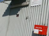 Jedyna we wsi Chmielów skrzynka pocztowa wisi na murze&#8230; Aresztu Śledczego. Mieszkańcy protestują