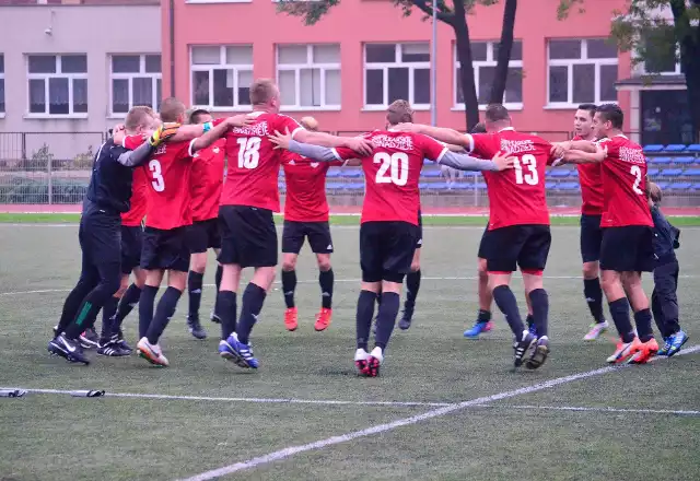 Piłkarskie Nadzieje Mielec (czerwono-czarne stroje) - Atut Podborze 2:0 w meczu rzeszowskiej grupy 3.