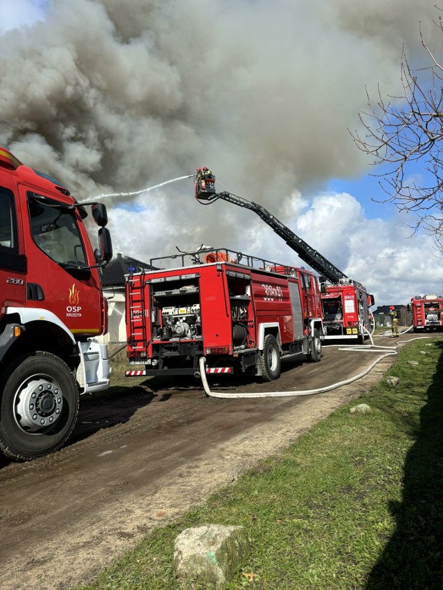 Jest to drugi w tym roku pożar w Łochowie. Dwudziestego piątego marca 11 zastępów straży pożarnej walczyło z pożarem domu jednorodzinnego.