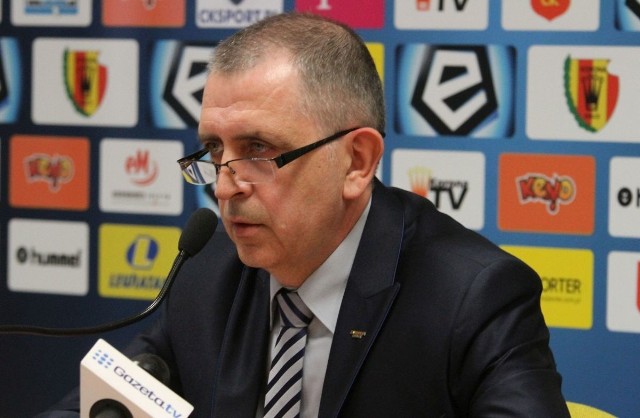 Prezes Marek Paprocki z zawodnikami i trenerami stara się ustalić przyczyny słabej postawy zespołu w ostatnich meczach.