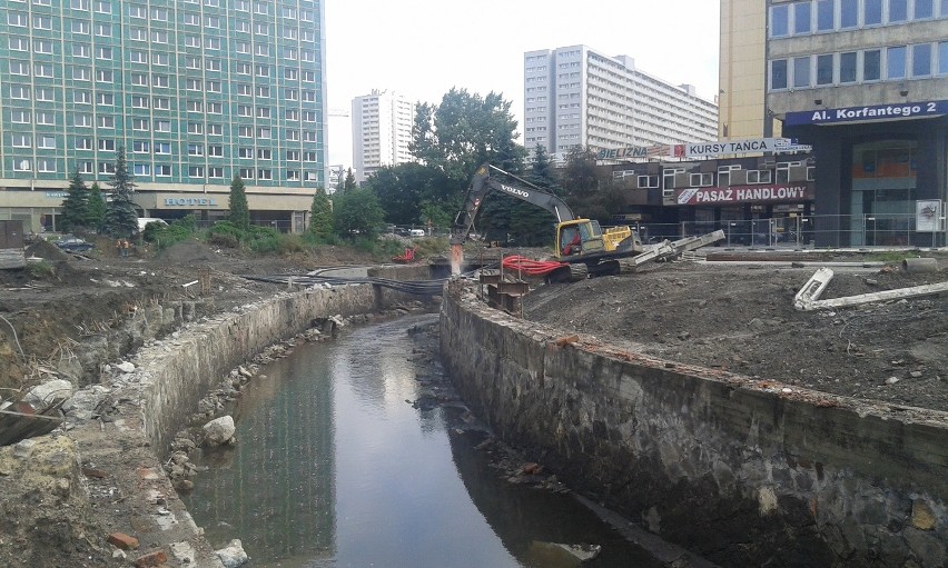 Budowlańcy odkryli Rawę w centrum i pod rynkiem