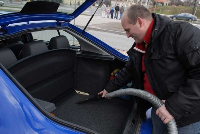 Każdorazowo przed dłuższym wyjazdem, konieczne jest gruntowne odkurzenie pojazdu