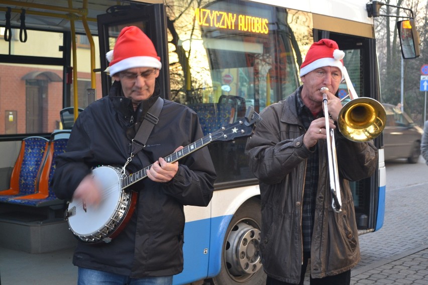 Rybnik: Muzyczny autobus koncertuje na przystankach