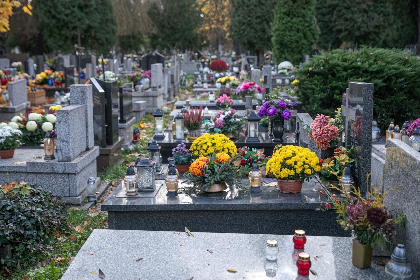 Kraków. Od 3 listopada otwierają cmentarze, ale nie będzie dodatkowych kursów tramwajów i autobusów