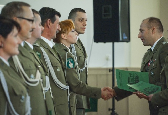 Funkcjonariusze COSSG zostali mianowani na kolejne stopnie w korpusie oficerów Straży Granicznej, odebrali też odznaki za szczególne zasługi i osiągnięcia w służbie i wyróżnienia za jubileusze pracy w Straży Granicznej. 