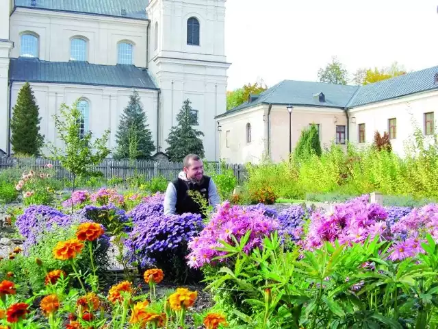 Ogrodem w Różanymstoku opiekuje się ks. Daniel Kwietniewski. Klasztorny ogród sąsiaduje z miejscową bazyliką i budynkiem pochodzącym z czasów dominikańskich.