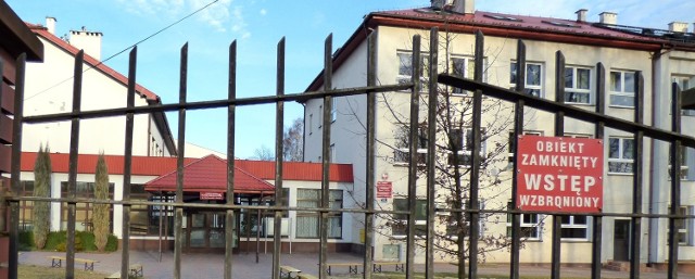 Obiekt zamknięty: ten napis, niczym memento mori, wisi na bramie wejściowej szkoły w Stopnicy.
