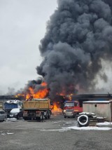 Świętochłowice. Groźny pożar garażu na terenie bazy transportowej. Spłonęły dwa auta. Jedna osoba poszkodowana. Przyczyną zaprószenie ognia