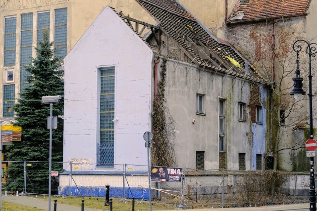 Dach się zawalił czy go rozebrano? Urzędnicy unikają odpowiedzi, mieszkańcy spekulują.