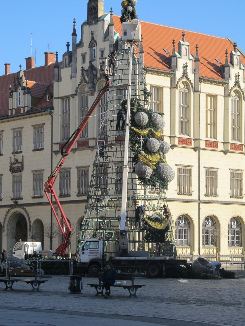 Wrocław: Nie ma już choinki w Rynku. Znikają świąteczne dekoracje (ZDJĘCIA)