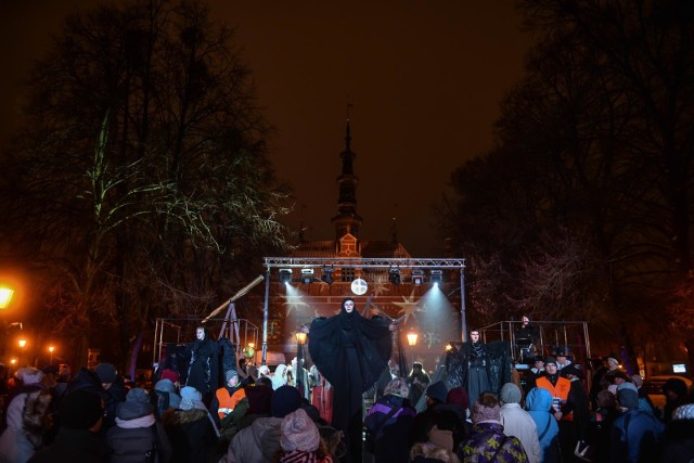 Jak co roku Gdańsk świętował urodziny wybitnego astronoma Jana Heweliusza. Wydarzenie to upamiętniono m.in. występem teatralnym, który po raz kolejny odbył się na skwerze Zieleniec Heweliusza przed Ratuszem Staromiejskim przy ul. Korzennej.