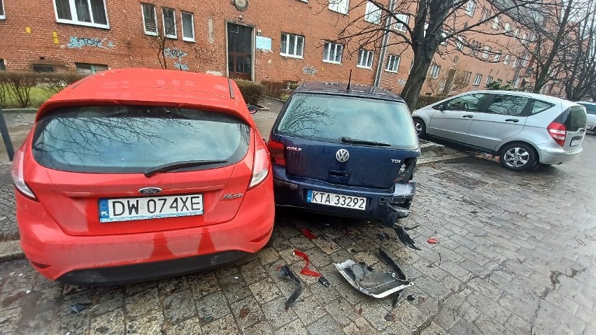 Rozbite samochody na al. Pracy we Wrocławiu