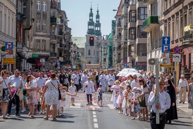 W Poznaniu przejdą łącznie 54 procesje. Kiedy i jakimi ulicami?