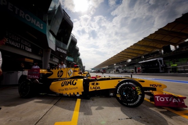 Robert Kubica wyjeżdża z pitlane